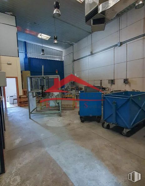 Industrial for sale at Zona logística, Illescas, Toledo, 45200 with waste container, hall, flooring, floor, wood, gas, ceiling, machine, shade and engineering around