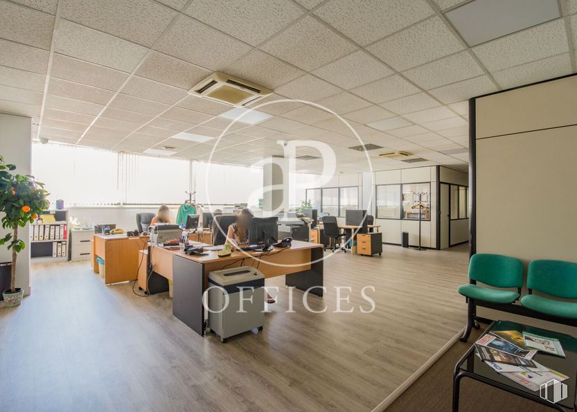 Oficina en venta en Zona Hortaleza, Hortaleza, Madrid, 28043 con mesa, silla, planta de interior, mueble, planta, edificio, pavimento, piso, pasillo y escritorio alrededor