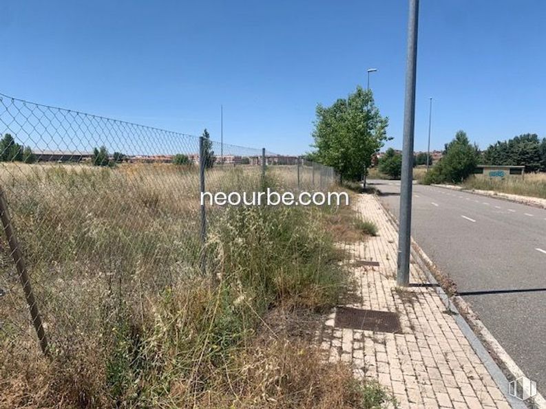 Land for sale at Calles Juan Aurelio Sánchez Tadeo, Ávila, 05003 with sky, plant, tree, land lot, overhead power line, grass, fence, landscape, road surface and road around