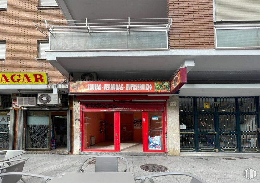 Retail for rent at Calle Marroquina, Moratalaz, Madrid, 28030 with building, furniture, window, facade, city, door, commercial building, vehicle, automotive lighting and mixed-use around