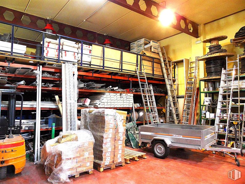 Industrial for sale at Polígono Los Olivos, Getafe, Madrid, 28906 with wheel, tire, ladder, automotive wheel system, machine, warehouse, shelving, building material, inventory and commercial vehicle around