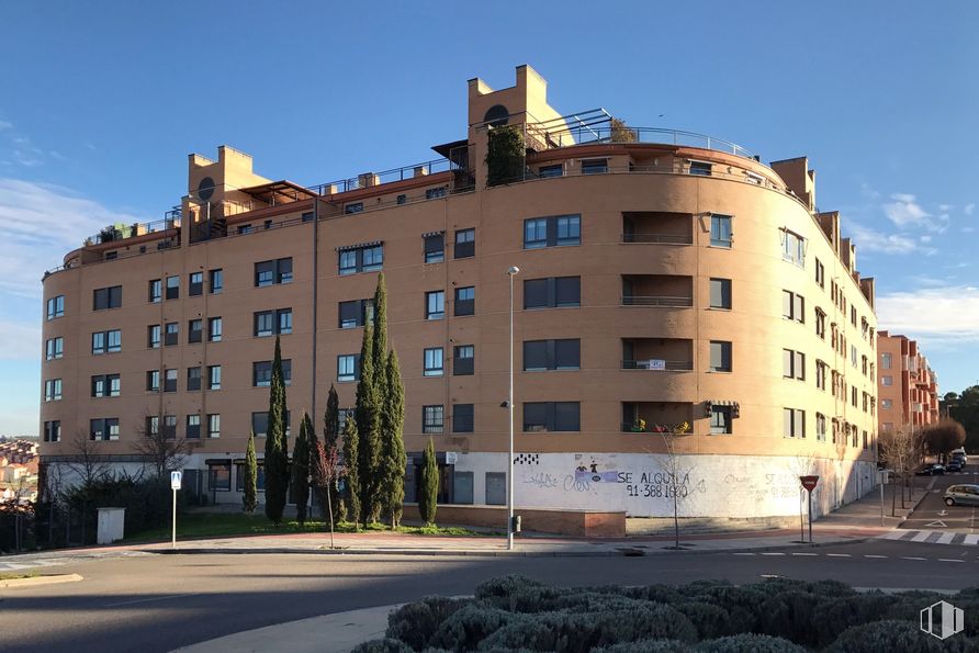 Local en alquiler en Calle Presidente Felipe González, 4, Arganda del Rey, Madrid, 28500 con edificio, cielo, nube, planta, ventana, diseño urbano, condominio, árbol, bloque de torre y espacio público alrededor