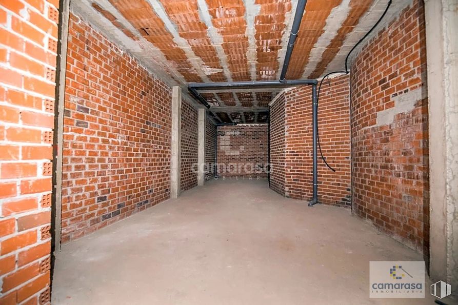 Retail for sale at Calle Eduardo Marquina, 29, Ávila, 05001 with property, building, brickwork, wood, brick, building material, composite material, symmetry, flooring and house around