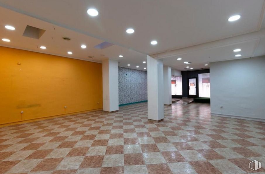 Retail for sale at Centro, Cuenca, 16004 with property, fixture, tile flooring, interior design, architecture, hall, flooring, floor, wall and real estate around