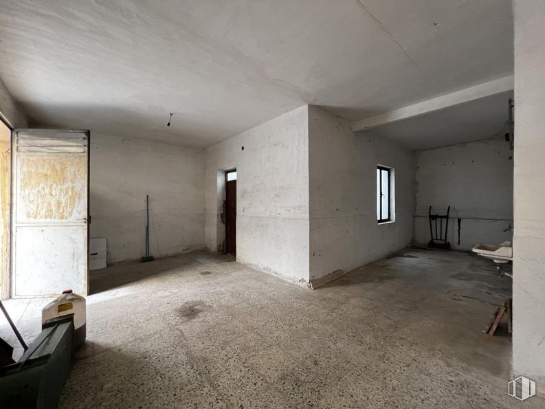 Retail for sale at Calle Cristo de las Batallas, Ávila, 05001 with window, fixture, hall, floor, wood, flooring, building, tints and shades, concrete and ceiling around