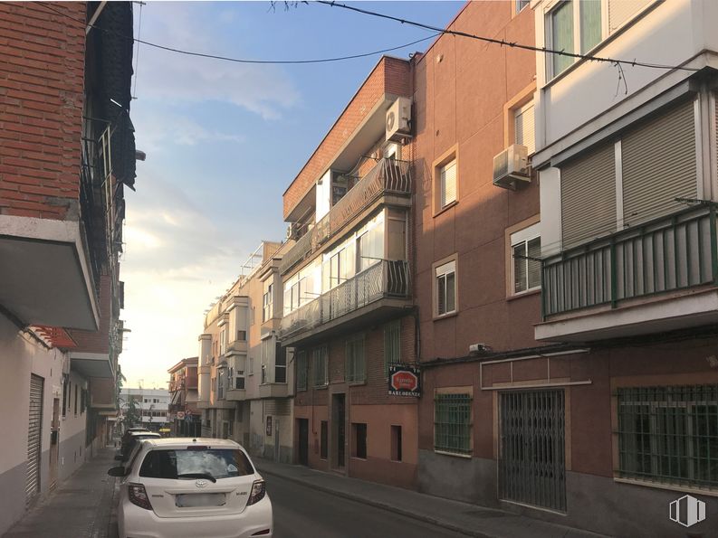 Retail for sale at Calle San Amado, 30, Leganés, Madrid, 28917 with car, window, building, land vehicle, tire, vehicle registration plate, sky, vehicle, cloud and automotive lighting around