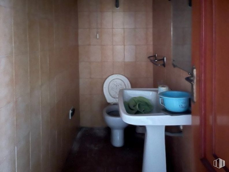 Retail for sale at Centro urbano, Yeles, Toledo, 45220 with toilet, sink, tap, plumbing fixture, bathroom, bathroom sink, wood, interior design, fluid and floor around