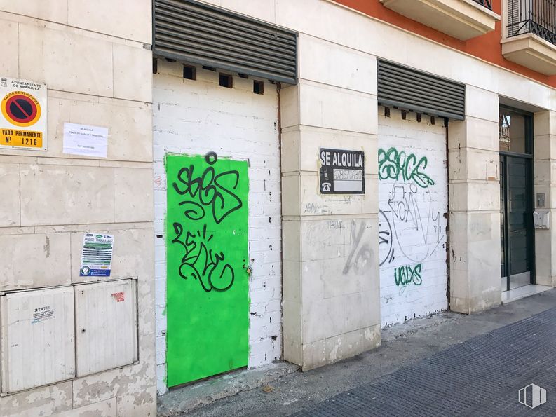 Local en alquiler y venta en Calle Florida, 21, Aranjuez, Madrid, 28300 con puerta, escritura a mano, día, edificio, accesorio, arquitectura, ventana, pintura, arte y grafiti alrededor