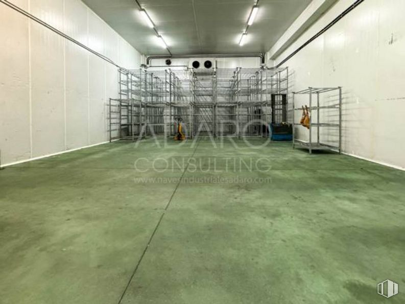 Nave en alquiler y venta en Polígono industrial Urtinsa, Leganés, Madrid, 28917 con suelos, material compuesto, hall, accesorio, techo, simetría, hormigón, metal, iluminación natural y acero alrededor