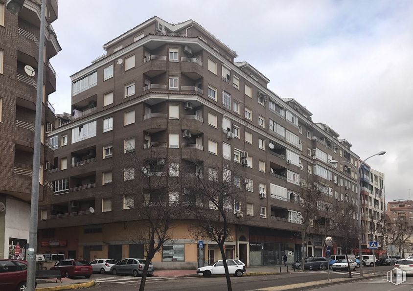 Local en alquiler y venta en Avenida Francisco Aguirre, 312, Talavera de la Reina, Toledo, 45600 con edificio, coche, rueda, nube, ventana, cielo, neumático, infraestructura, vehículo y luz de la calle alrededor