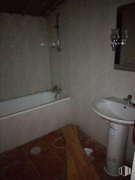 Industrial for sale at Calle Polígono Industrial, Las Ventas de Retamosa, Toledo, 45183 with sink, brown, plumbing fixture, tap, property, bathtub, bathroom sink, bathroom, shower and fixture around