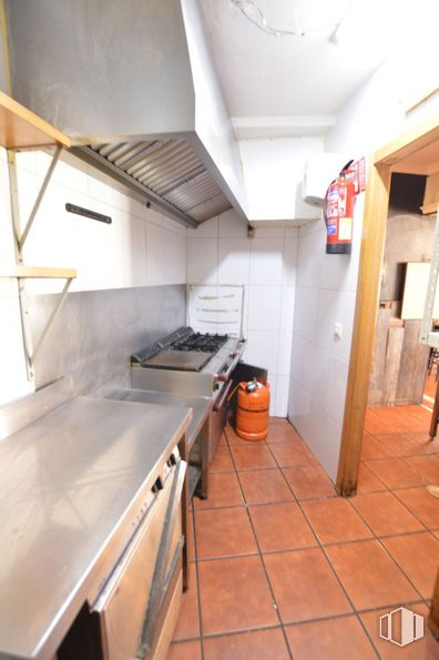 Local en venta en Calle Juan Duque, Arganzuela, Madrid, 28005 con aparato de cocina, encimera, propiedad, ebanistería, madera, cocina, fregadero, interiorismo, estufa de gas y fregadero alrededor