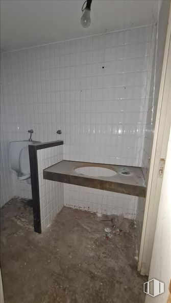 Retail for sale at Calle Chapinería, Toledo, 45001 with sink, window, wood, plumbing fixture, house, building, flooring, floor, hardwood and gas around