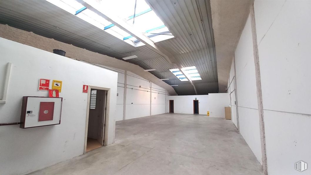 Nave en alquiler y venta en Polígono Prado Overa, Leganés, Madrid, 28914 con puerta, suelos, pared, suelo, techo, material compuesto, hormigón, hall, material de construcción y escayola alrededor