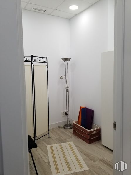 Local en venta en Zona Las Tablas, Fuencarral - El Pardo, Madrid, 28050 con alumbrado, mueble, madera, suelos, suelo, accesorio, edificio, madera dura, confort y suelo laminado alrededor