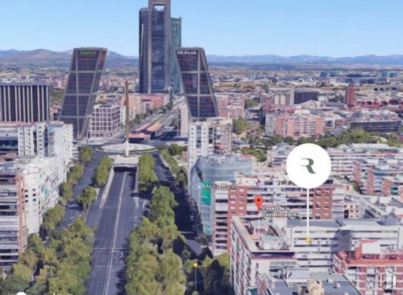 Oficina en alquiler en Paseo Castellana, 182, Chamartín, Madrid, 28046 con edificio, tiempo de día, propiedad, mundo, infraestructura, cielo, planta, árbol, bloque de pisos y diseño urbano alrededor