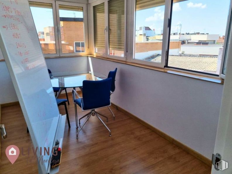 Oficina en alquiler en Calle Gran Vía, Majadahonda, Madrid, 28220 con silla, propiedad, ventana, edificio, madera, accesorio, interiorismo, cielo, sombra y suelos alrededor