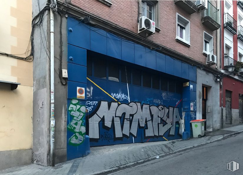 Retail for sale at Calle Arganzuela, Centro, Madrid, 28005 with window, paint, building, fixture, font, alley, art, facade, tints and shades and graffiti around