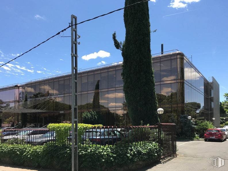 Oficina en alquiler en Calle Gobelas, 19, Moncloa - Aravaca, Madrid, 28023 con coche, edificio, planta, nube, cielo, luz de la calle, vehículo, árbol, diseño urbano y rueda alrededor