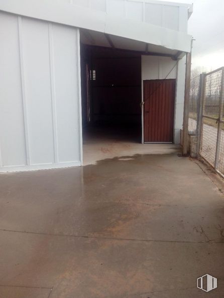 Industrial for sale & for rent at Polígono Nicomedes García, Valverde del Majano, Segovia, 40140 with door, property, wood, asphalt, road surface, fence, floor, garage, flooring and hall around