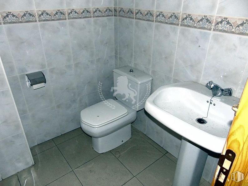 Office for sale & for rent at Calle Duque de Alba, 6, Ávila, 05001 with sink, toilet, plumbing fixture, property, tap, bathroom, fixture, purple, interior design and fluid around