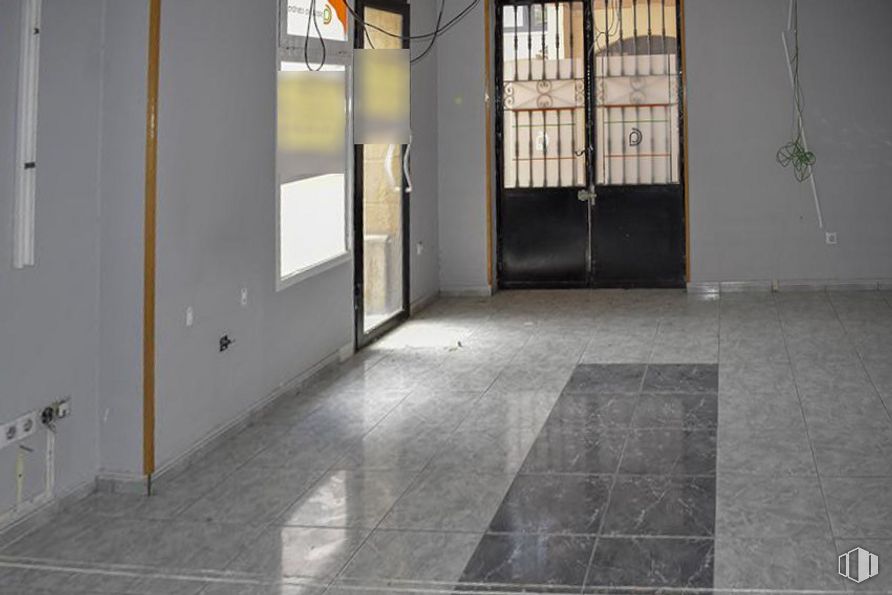 Retail for sale at Calle Duque de Alba, Ávila, 05001 with door, fixture, window, flooring, floor, hall, building material, composite material, ceiling and tile flooring around