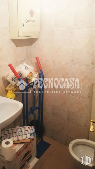 Retail for sale at Calle Presa, San Fernando de Henares, Madrid, 28830 with toilet, sink, packaged goods, property, building, interior design, flooring, bathroom, floor and wall around