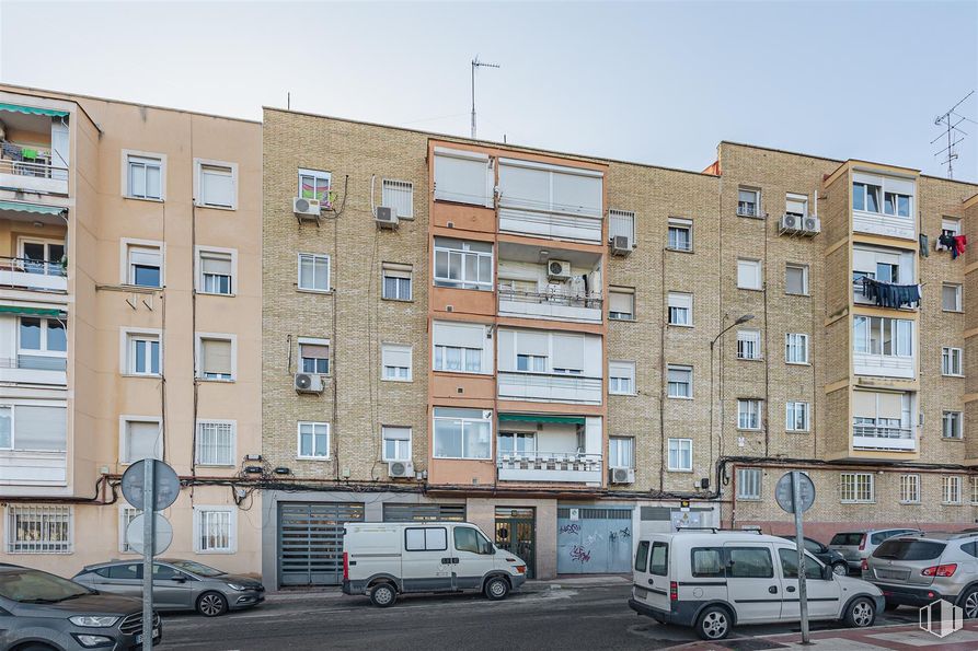 Local en venta en Calle Circe, 56, San Blas - Canillejas, Madrid, 28022 con coche, camioneta, edificio, ventana, apartamento, zona urbana, ciudad, barrio, zona residencial y ciudad alrededor