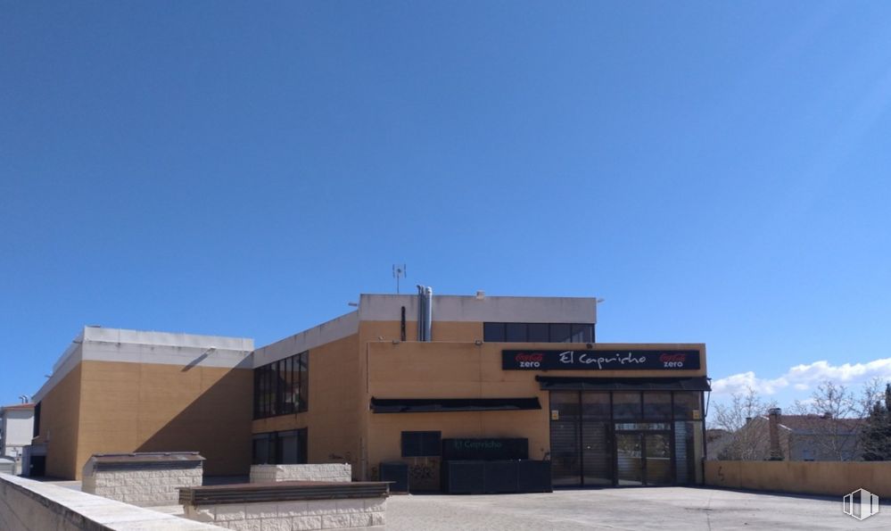 Retail for sale at Centro Comercial Urbanización Los LLanos III, Cabanillas del Campo, Guadalajara, 19171 with building, sky, urban design, commercial building, facade, landscape, shade, city, roof and mixed-use around