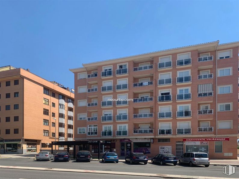 Retail for rent at Calle Agustín Rodríguez Sahagun, Ávila, 05003 with building, sky, car, daytime, window, property, tower block, wheel, vehicle and condominium around