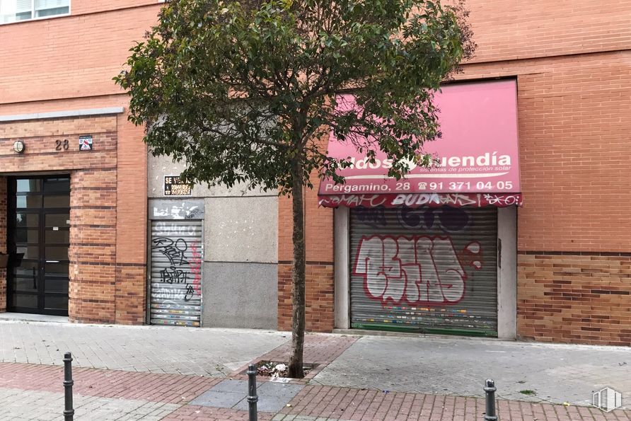 Local en venta en Calle Pergamino, 28, Vicálvaro, Madrid, 28032 con puerta, edificio, ventana, ladrillo, albañilería, superficie de carretera, árbol, material de construcción, área residencial y acera alrededor