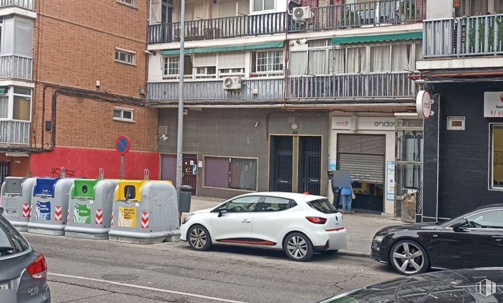 Retail for rent at Calle Nazaret, Fuenlabrada, Madrid, 28941 with wheel, tire, car, land vehicle, vehicle, property, window, building, automotive lighting and motor vehicle around