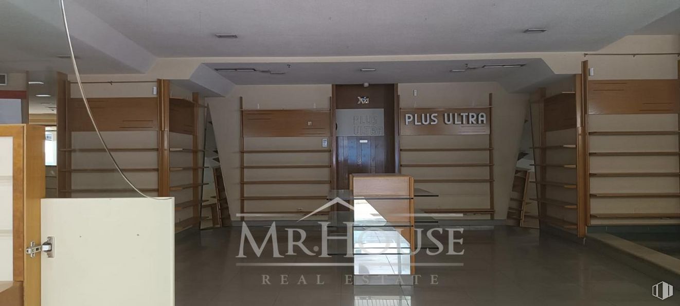 Retail for sale at Avenida Constitución, 90, Torrejón de Ardoz, Madrid, 28850 with wood, fixture, interior design, floor, rectangle, flooring, automotive exterior, material property, hardwood and real estate around