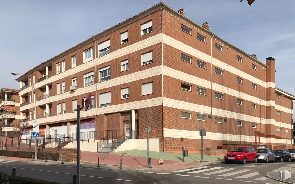 Retail for sale at Calle Mártires, 18, Boadilla del Monte, Madrid, 28660 with car, building, sky, window, wheel, architecture, tower block, condominium, neighbourhood and urban design around