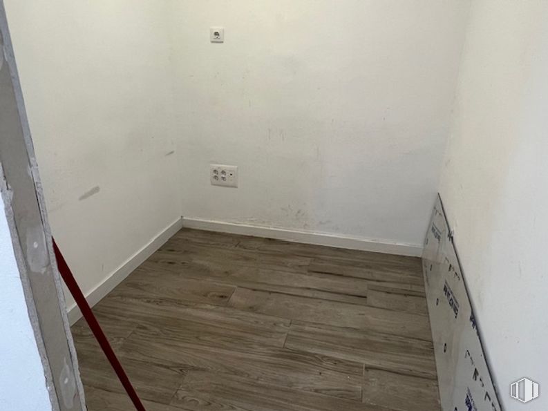 Local en venta en Calle Ezequiel Solana, Ciudad Lineal, Madrid, 28017 con accesorio, madera, ventana, suelos, edificio, material compuesto, madera dura, tinte para madera, escaleras y material de construcción alrededor