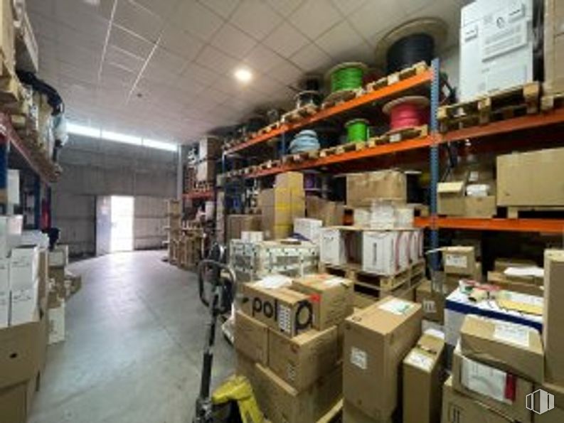 Industrial for sale at Calle Ciudad de Frías, 23, Villaverde, Madrid, 28021 with shipping box, building, shelf, shelving, publication, retail, service, wood, machine and box around