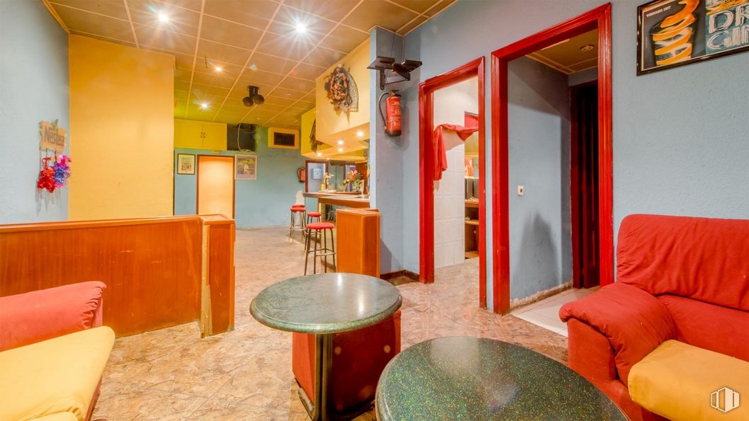 Retail for sale & for rent at Calle Huerta de Villaverde, 24, Villaverde, Madrid, 28021 with table, table top, furniture, property, interior design, floor, flooring, wall, real estate and ceiling around