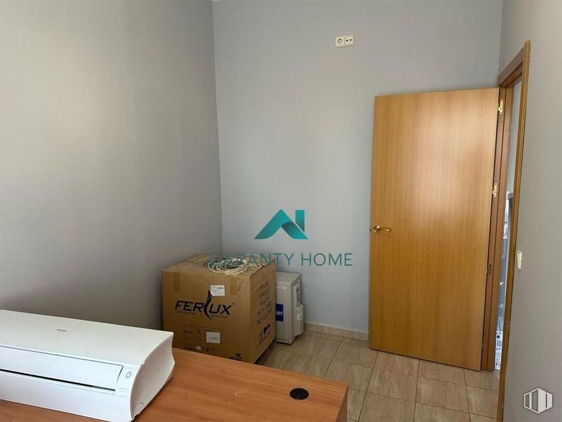 Local en venta en Zona Renfe, Getafe, Madrid, 28903 con puerta, caja de envío, caja, dispositivo de salida, madera, ebanistería, casa, suelo, suelos y madera dura alrededor