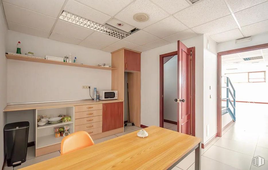 Oficina en venta en Calle Rosa Lima, Las Rozas de Madrid, Madrid, 28290 con mesa, electrodoméstico, propiedad, ebanistería, mesa, madera, interiorismo, edificio, puerta y suelos alrededor