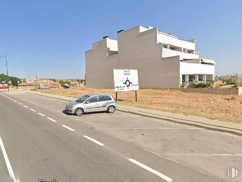 Land for sale at Núcleo urbano, Marchamalo, Guadalajara, 19180 with car, automotive parking light, sky, vehicle, building, tire, asphalt, motor vehicle, land lot and wheel around