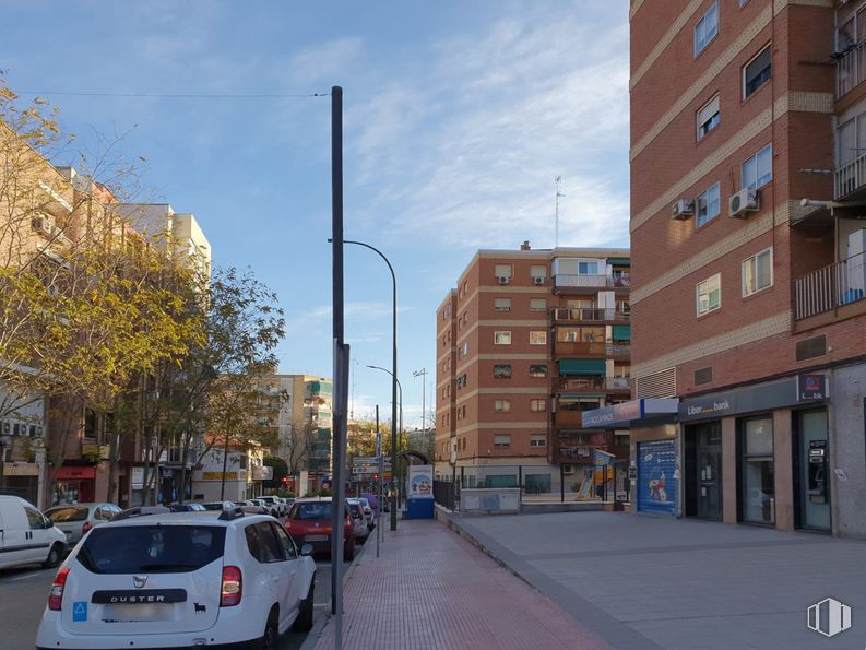 Local en venta en Calle Montero, Móstoles, Madrid, 28934 con coche, edificio, luz de la calle, nube, cielo, vehículo terrestre, vehículo, propiedad, placa de matrícula del vehículo y ventana alrededor