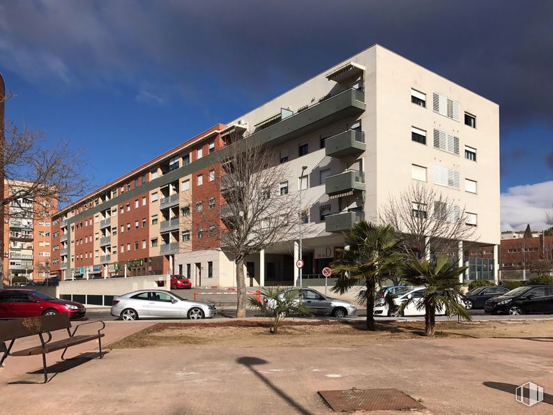 Retail for rent at Calle Zaragoza, 16, Guadalajara, 19005 with car, building, cloud, sky, wheel, window, tire, plant, vehicle and house around