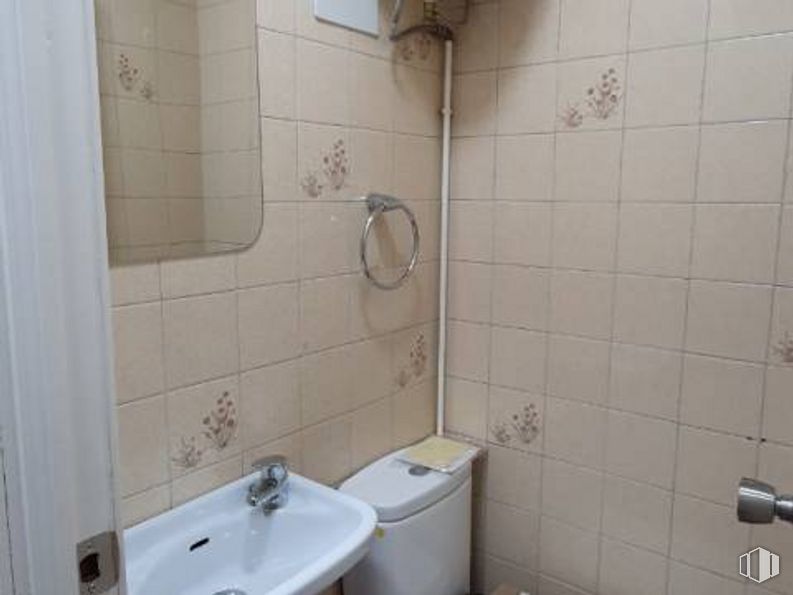 Office for sale at Centro-Arroyo-La Fuente, Fuenlabrada, Madrid, 28946 with plumbing fixture, tap, sink, bathroom, bathroom sink, floor, plumbing, flooring, shower and wall around