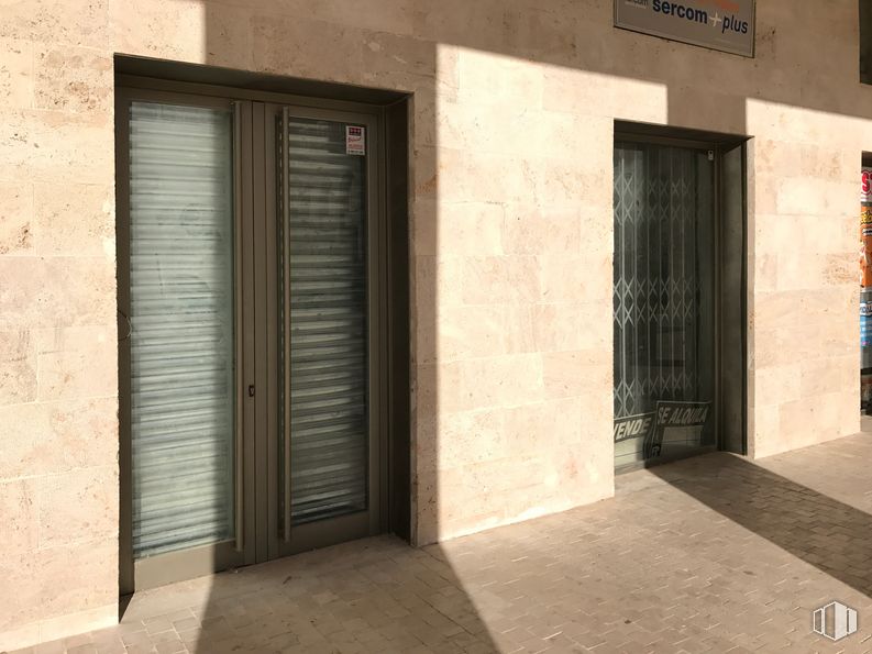 Retail for sale & for rent at Plaza Nueva de Noblejas, Noblejas, Toledo, 45350 with window blind, fixture, door, wood, shade, road surface, brickwork, brick, home door and building around