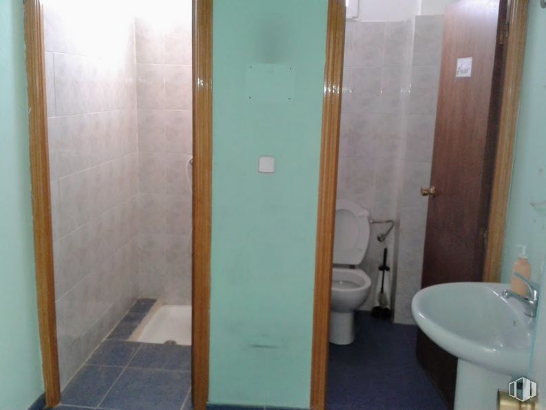 Local en alquiler en Calle Catamarán, 9, Arganda del Rey, Madrid, 28500 con fregadero, inodoro, armario, propiedad, edificio, accesorio, puerta, accesorio de plomería, puerta de ducha y baño alrededor