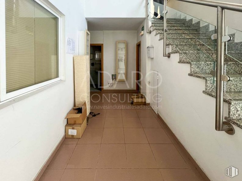 Nave en alquiler en Calle Empleo, Getafe, Madrid, 28906 con persiana de la ventana, ventana, puerta, suelos, suelo, madera, interiorismo, techo, habitación y apartamento alrededor