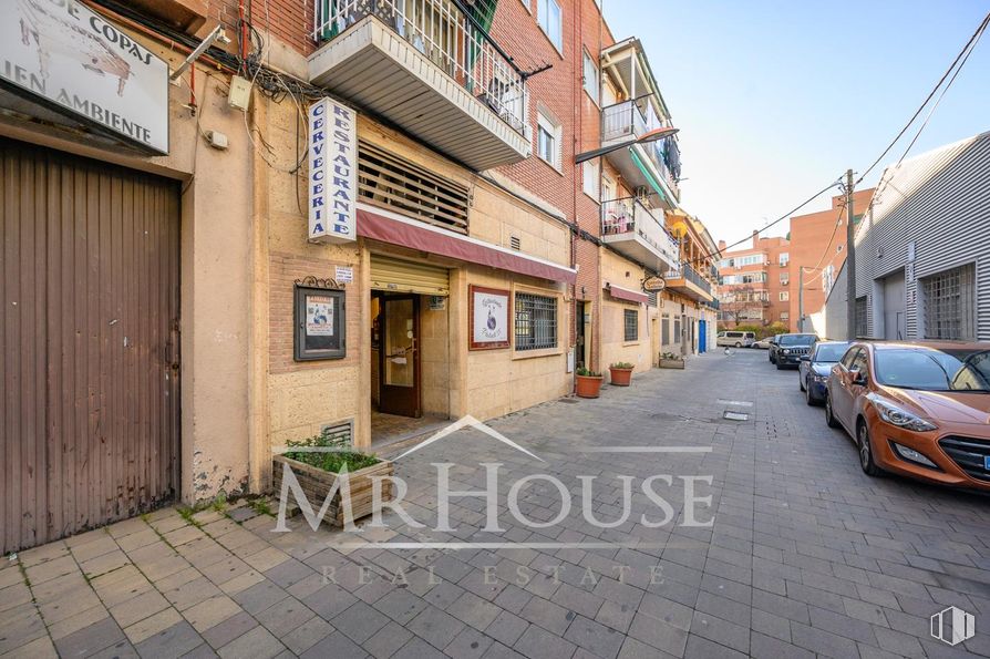 Retail for sale at Calle Dos Amigos, Parla, Madrid, 28980 with car, window, road surface, town, neighbourhood, facade, road, street, door and asphalt around