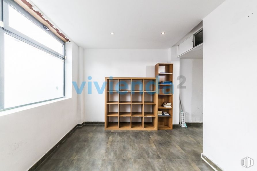 Local en venta en Calle Naranjo, Tetuán, Madrid, 28039 con estantería, ventana, edificio, estante, accesorio, estantería, diseño de interiores, madera, suelo y bienes raíces alrededor