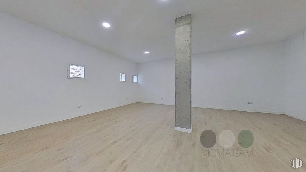 Retail for sale at Avenida España, 68, San Sebastián de los Reyes, Madrid, 28700 with paint, wood, floor, wood stain, flooring, hardwood, ceiling, composite material, hall and space around