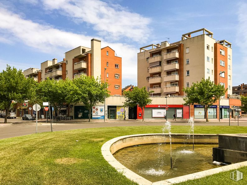 Local en alquiler en Avenida Juan Carlos I, 14, Alcalá de Henares, Madrid, 28806 con edificio, nube, agua, cielo, propiedad, durante el día, planta, árbol, arquitectura y diseño urbano alrededor